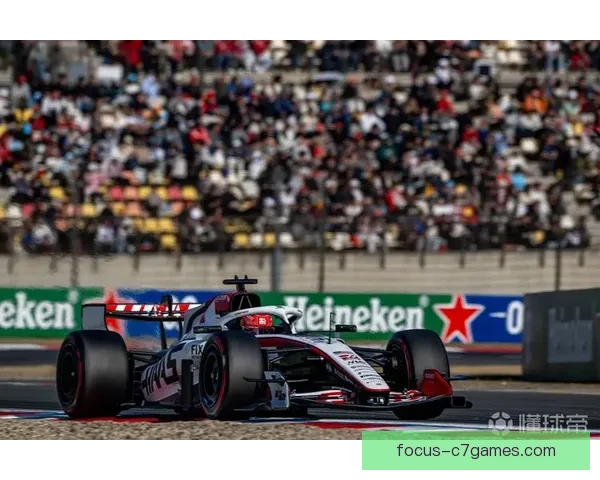 F1赛季激战正酣车队争冠格局生变新星崛起引发围场热议持续升温