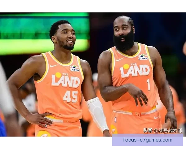 NBA季后赛争夺愈演愈烈巨星焦点对决引爆全联盟格局新变化
