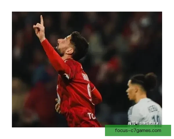 欧冠焦点战逆转绝杀引爆全场球迷热议新星崛起与老将传奇再续篇章